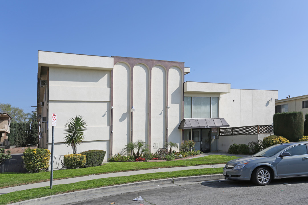 Topanga Manor Apartments in Los Angeles, CA - Building Photo