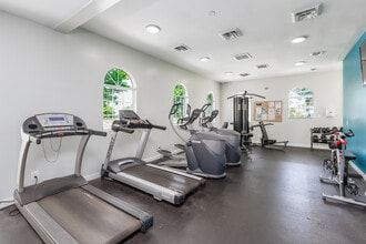 Grafton Station Apartments in Yorktown, VA - Foto de edificio - Interior Photo