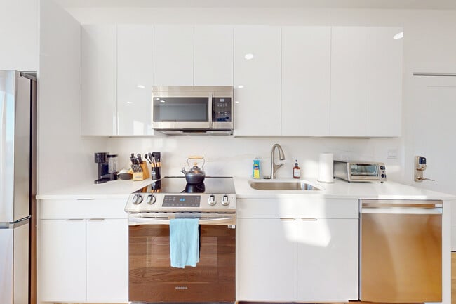 38 Hichborn St, Unit 402 in Boston, MA - Building Photo - Building Photo