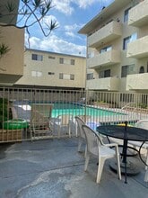 5400 Lindley Ave, Unit 309 in Encino, CA - Foto de edificio - Building Photo