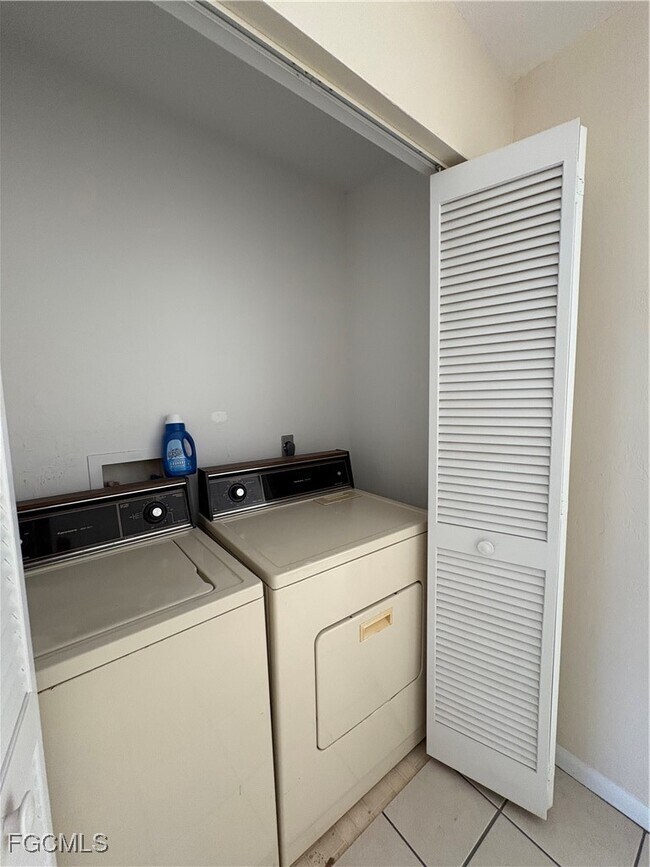 1005 SW 48th Terrace in Cape Coral, FL - Building Photo - Building Photo