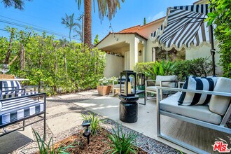 738 Westmount Dr in West Hollywood, CA - Building Photo - Building Photo