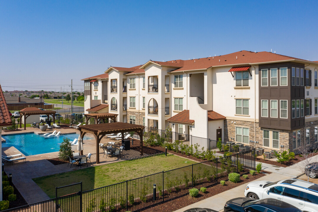 El Mirador Apartments at Elm Park in Lubbock, TX - Foto de edificio