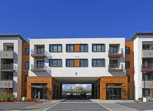 Anton Menlo in Menlo Park, CA - Foto de edificio - Building Photo