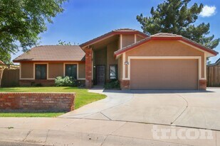 413 E Merrill Ave in Gilbert, AZ - Building Photo