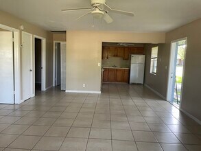 1570 E Breezy Ln, Unit 1570 A East Breezy lane in West Palm Beach, FL - Foto de edificio - Building Photo