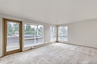 12520 Roosevelt Way NE in Seattle, WA - Foto de edificio - Building Photo