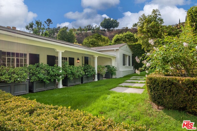 1285 Sunset Plaza Dr in Los Angeles, CA - Building Photo - Building Photo