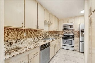 1211 S Palmetto Ave, Unit A in Ontario, CA - Foto de edificio - Building Photo