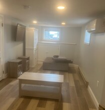 68 Marathon St, Unit C in Arlington, MA - Foto de edificio - Building Photo