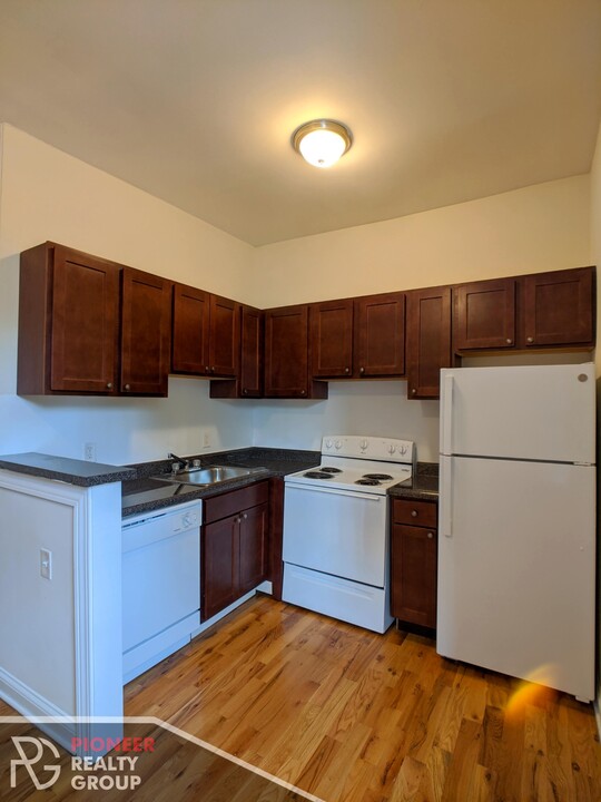 634 W Barry Ave, Unit 104 in Chicago, IL - Building Photo