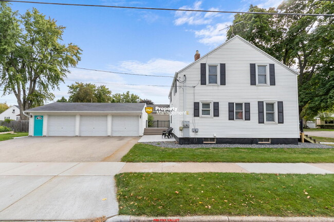 402 E Harding Dr in Appleton, WI - Building Photo - Building Photo