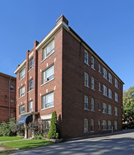 St Clair Blvd Suites in Hamilton, ON - Building Photo - Building Photo