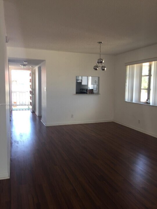 3531 Inverrary Dr-Unit -401 in Lauderhill, FL - Foto de edificio