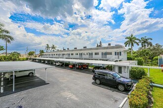 750 Mooring Line Dr in Naples, FL - Building Photo - Building Photo