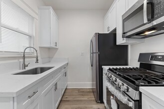 1045 E 4th St in Long Beach, CA - Building Photo - Building Photo