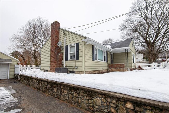 25 Weeks St in Cumberland, RI - Building Photo - Building Photo