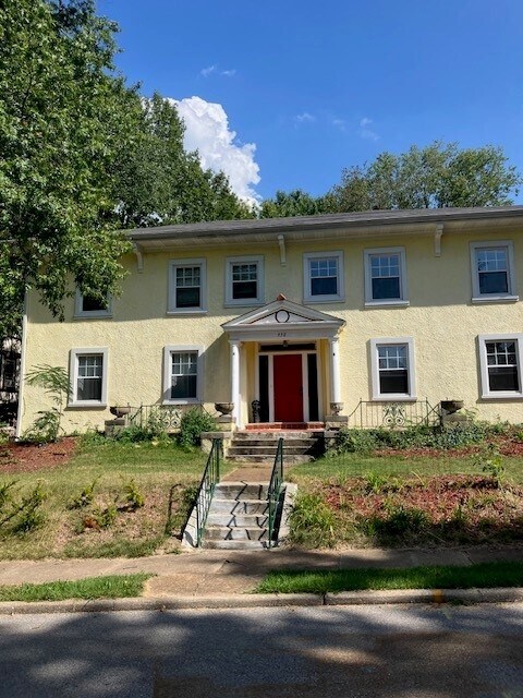 438 California Ave in Webster Groves, MO - Building Photo