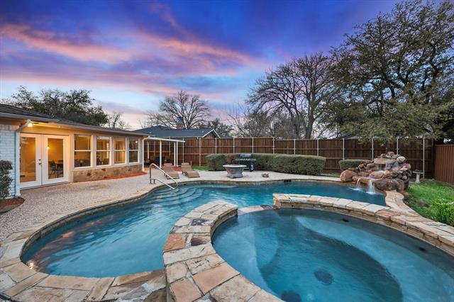 1008 Ridgefield Dr in Plano, TX - Foto de edificio