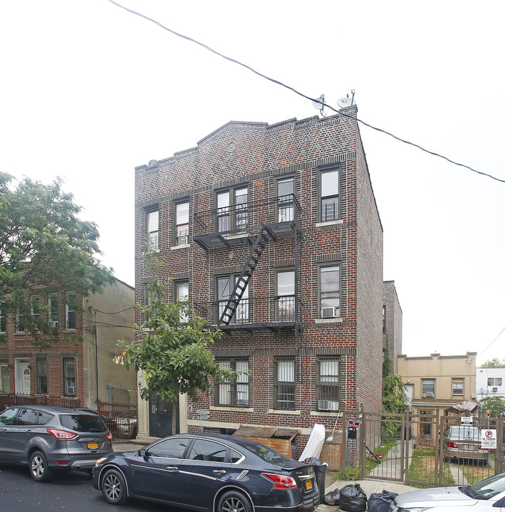 407 Montauk Ave in Brooklyn, NY - Building Photo