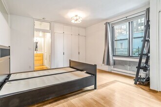 350 E 54th St in New York, NY - Foto de edificio - Building Photo