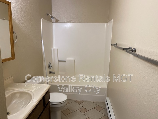 940 9th Ave SE in Valley City, ND - Building Photo - Building Photo