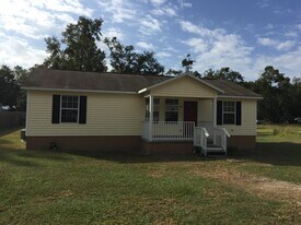 1102 NE 16th Ave in Trenton, FL - Building Photo