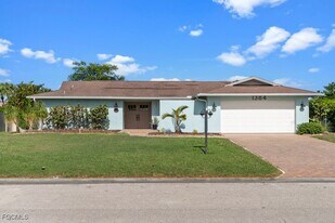 1384 Burgundy Dr in Ft. Myers, FL - Building Photo