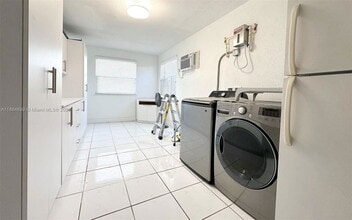 7222 SW 34th St in Miami, FL - Building Photo - Building Photo