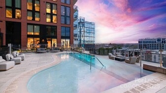 124 E Kingston Ave, Unit S2 in Charlotte, NC - Building Photo