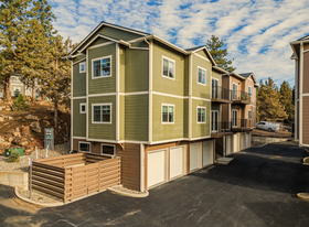 2074 NW Monterey Pines Dr in Bend, OR - Building Photo