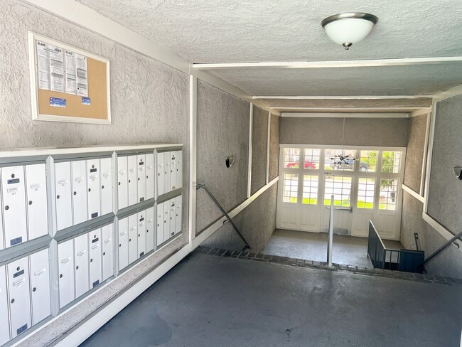 Sherman Way Apartments in Reseda, CA - Foto de edificio - Building Photo