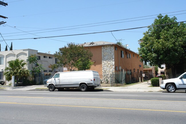 13627 Vanowen St in Van Nuys, CA - Building Photo - Building Photo