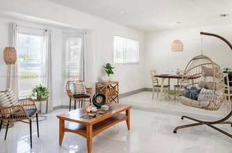 2260 Charleston St in Hollywood, FL - Building Photo - Building Photo