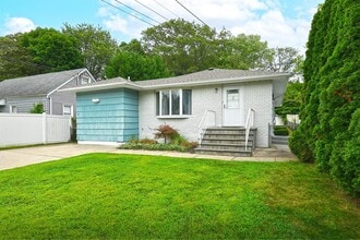 38 Juanita Ave in Huntington, NY - Building Photo - Building Photo