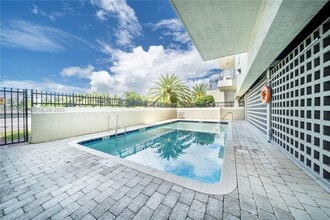 2600 Collins Ave in Miami Beach, FL - Foto de edificio - Building Photo