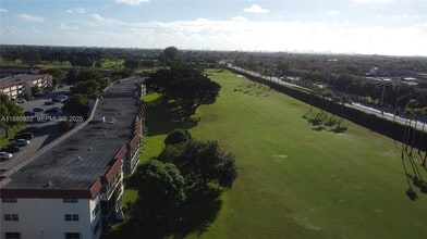 9820 S Hollybrook Lake Dr in Pembroke Pines, FL - Building Photo - Building Photo