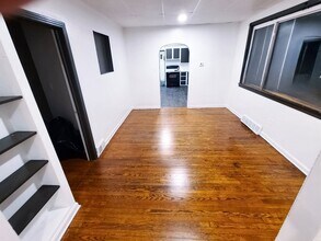 636 W 17th St, Unit #1 in Erie, PA - Foto de edificio - Building Photo