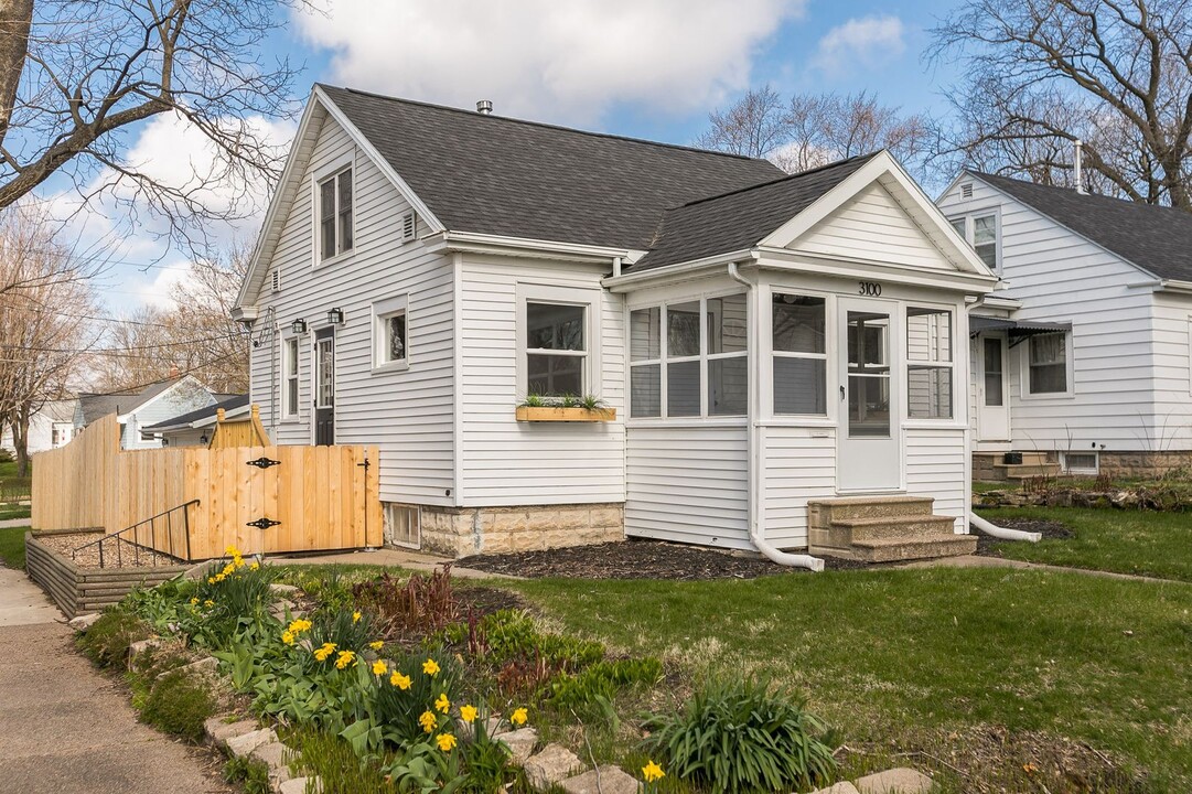 3100 C Ave NE in Cedar Rapids, IA - Foto de edificio