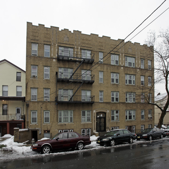 166 Summit Ave in Jersey City, NJ - Building Photo