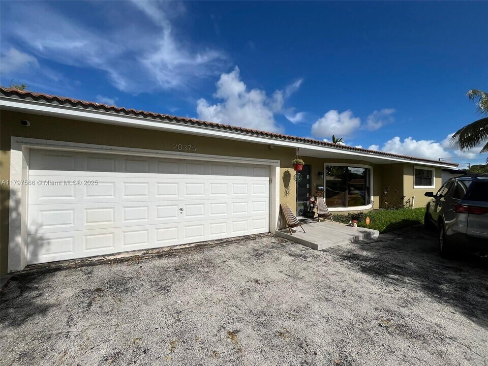 20375 NE 22nd Pl in Miami, FL - Building Photo