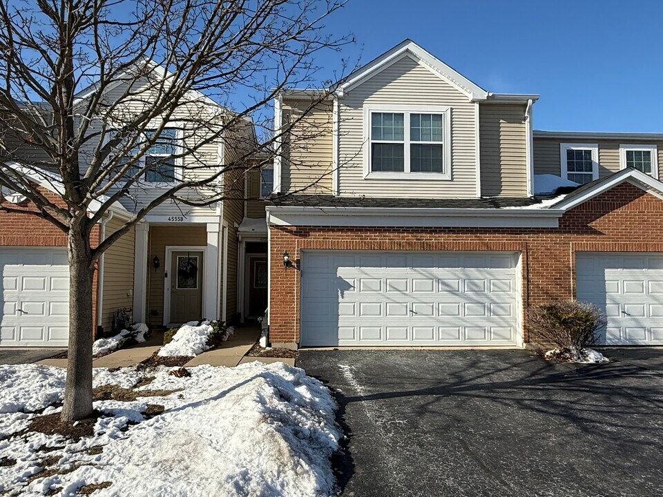 4555 Camden Ln in Yorkville, IL - Building Photo