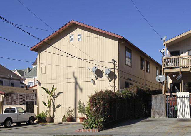 2225 23rd Ave in Oakland, CA - Foto de edificio - Building Photo