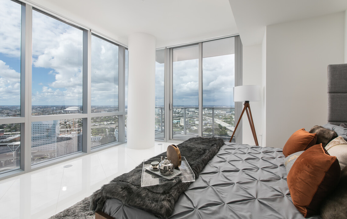 851 NE 1st Ave, Unit 3402 in Miami, FL - Building Photo