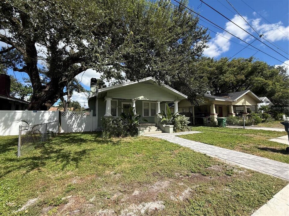 307 W Crest Ave in Tampa, FL - Building Photo