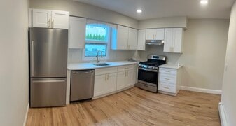 32 Almond St, Unit 2 bedroom duplex in Staten Island, NY - Building Photo