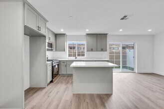 16385 Valencia Ave in Fontana, CA - Building Photo - Building Photo