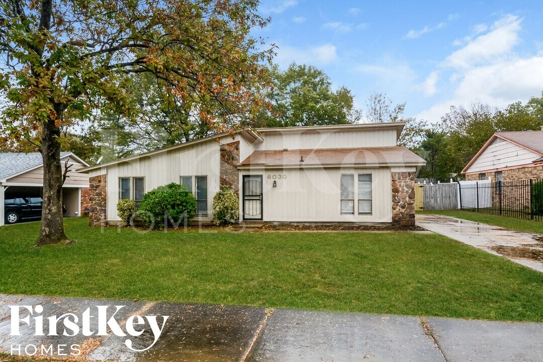 6030 Elk Grove Rd in Memphis, TN - Foto de edificio