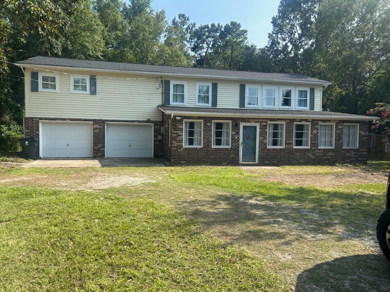 109 Beacon Ave in Moncks Corner, SC - Building Photo