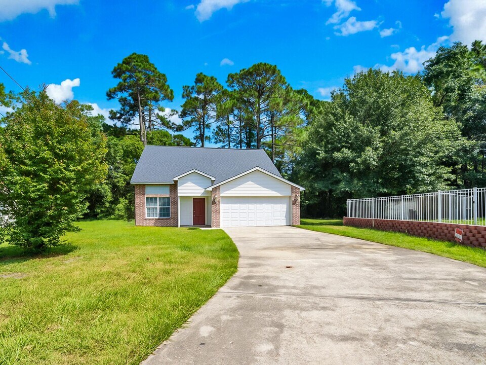 1061 Quail Hollow Dr in Mary Esther, FL - Building Photo